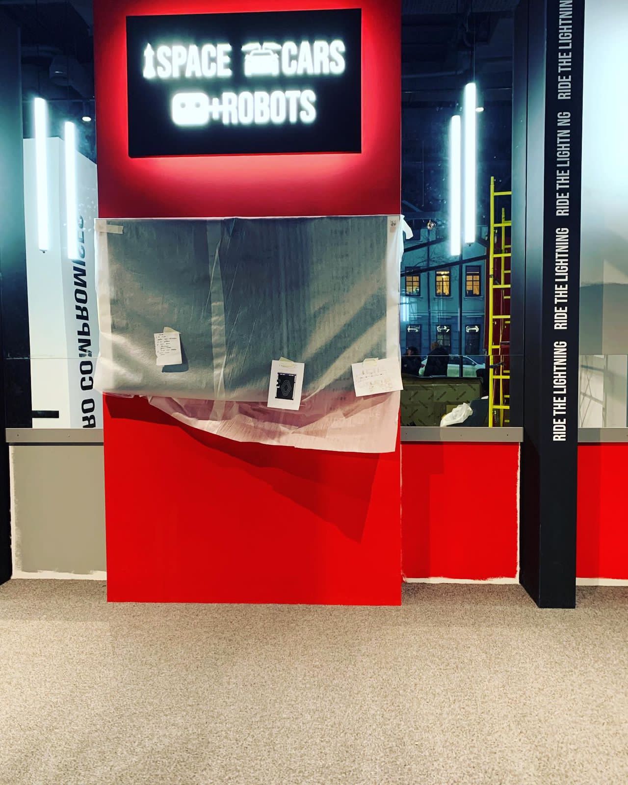 Автосалон Tesla в Москве